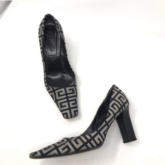Givenchy Shoes - Givenchy Logo Signature Pumps size 38
